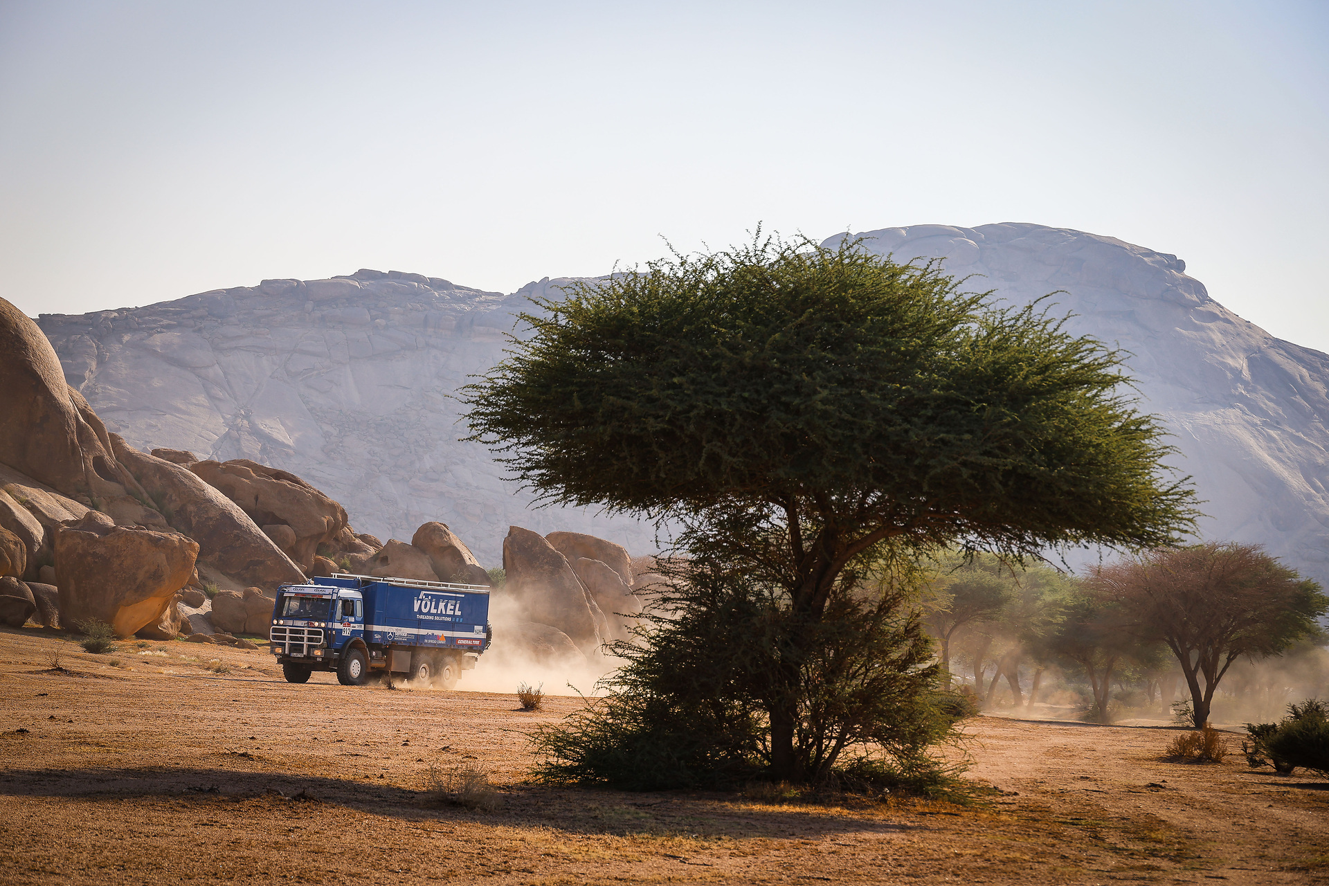 Zwei Mercedes-Benz Lkw Legenden kehren im Völkel Team zurück zur Rallye Dakar