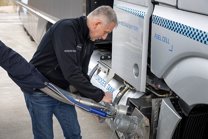 Safe, Fast and Simple: Daimler Truck and Linde Set New Standard for Liquid Hydrogen Refueling Technology