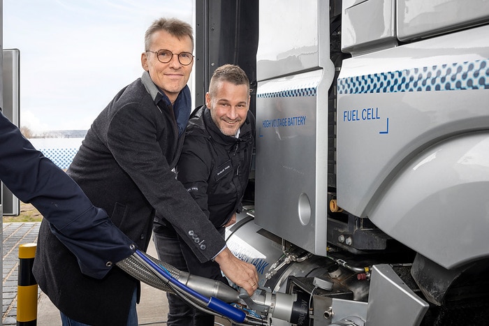 Safe, Fast and Simple: Daimler Truck and Linde Set New Standard for Liquid Hydrogen Refueling Technology