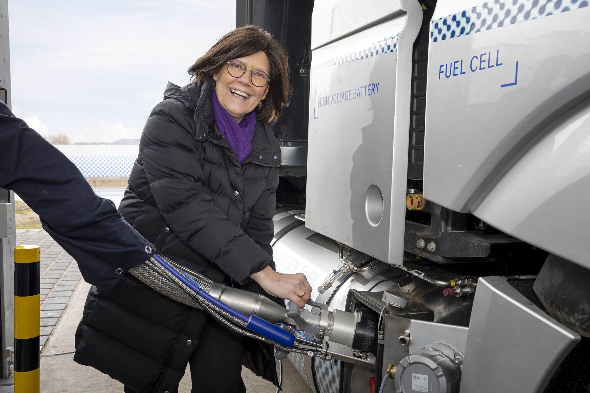 Safe, Fast and Simple: Daimler Truck and Linde Set New Standard for Liquid Hydrogen Refueling Technology