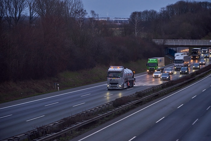 Mit Batterien gegen Schlitterpartien: E-Lkw von Mercedes-Benz Trucks bringt Sole auf Autobahn im Winterdienst aus