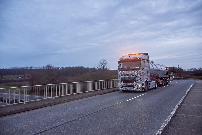 Mit Batterien gegen Schlitterpartien: E-Lkw von Mercedes-Benz Trucks bringt Sole auf Autobahn im Winterdienst aus