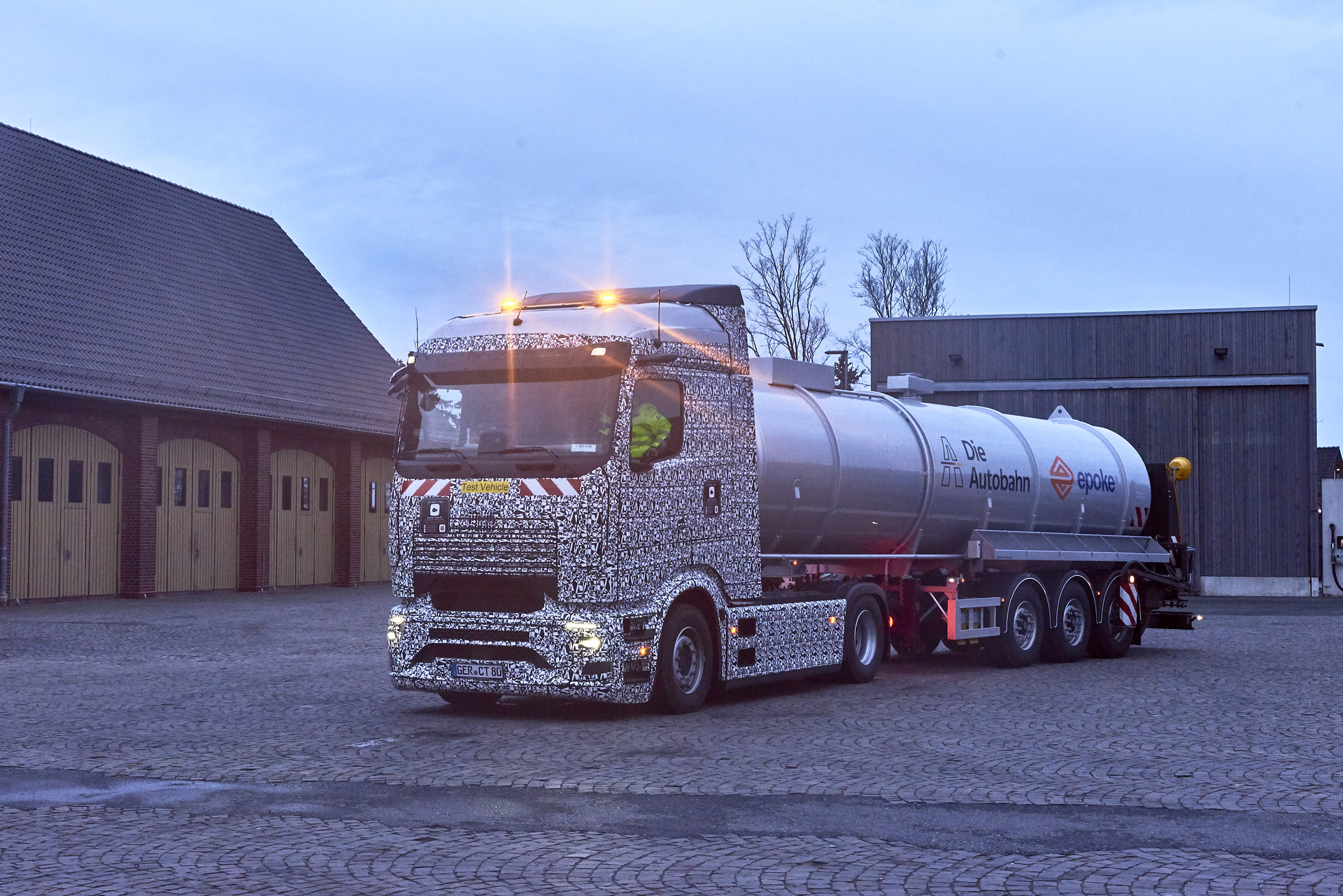 Mit Batterien gegen Schlitterpartien: E-Lkw von Mercedes-Benz Trucks bringt Sole auf Autobahn im Winterdienst aus