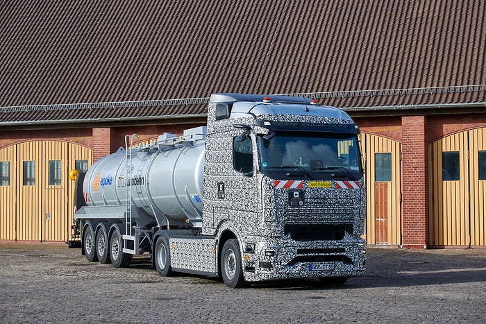 Mit Batterien gegen Schlitterpartien: E-Lkw von Mercedes-Benz Trucks bringt Sole auf Autobahn im Winterdienst aus