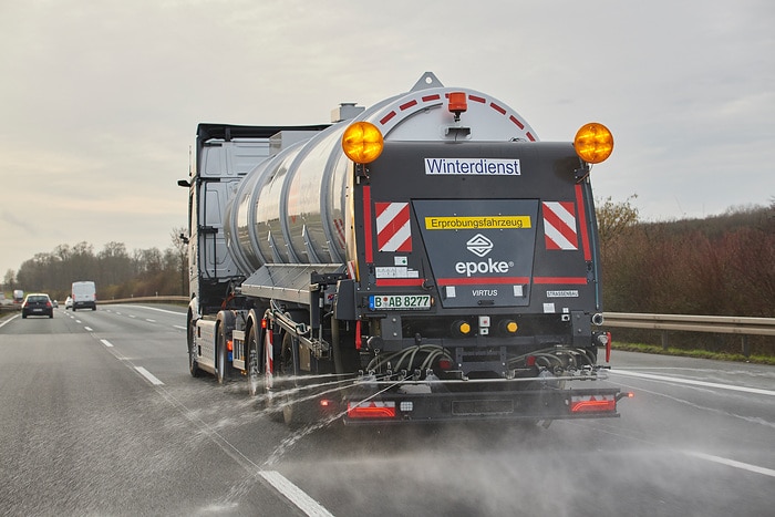 Mit Batterien gegen Schlitterpartien: E-Lkw von Mercedes-Benz Trucks bringt Sole auf Autobahn im Winterdienst aus