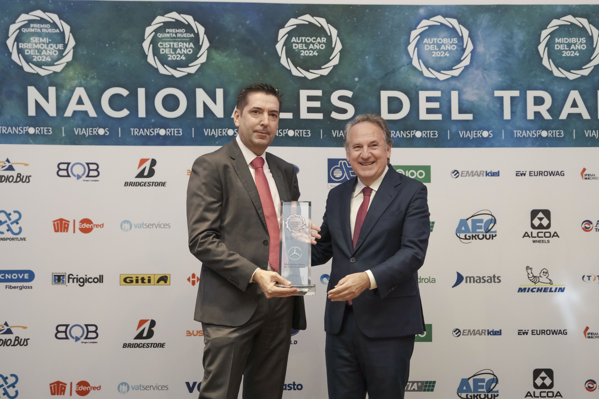 Alejandro Alcalde, CEO Daimler Buses España & Portugal (links) und Miguel Ruíz Montañez, Präsident des ATUC (Verband des öffentlichen Nahverkehrs in Städten und Gemeinden) Doppelter Triumph: Mercedes-Benz eCitaro fuel cell ist „Bus des Jahres“ und „Ökologischer Bus des Jahres“