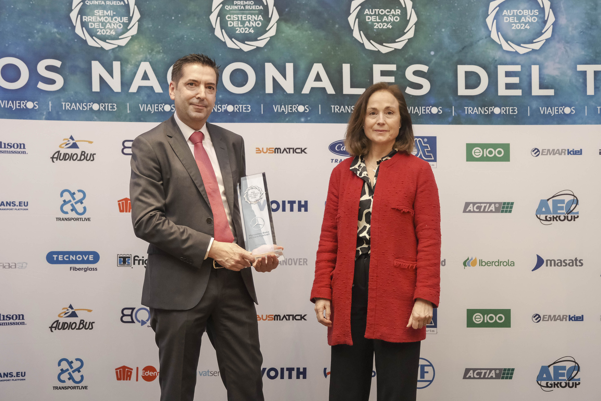 Alejandro Alcalde, CEO Daimler Buses España & Portugal, und Isabel del Olmo, Direktorin der Transportabteilung des Instituts für Energiediversifizierung und -effizienz (IDAE) Doppelter Triumph: Mercedes-Benz eCitaro fuel cell ist „Bus des Jahres“ und „Ökologischer Bus des Jahres“