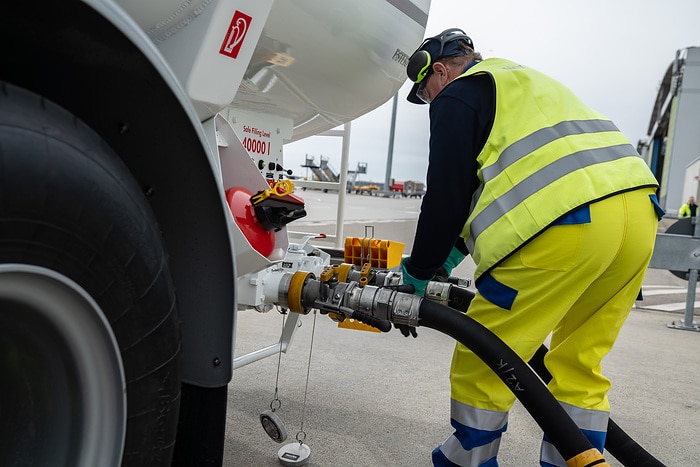 Laden, tanken, fliegen: Mercedes-Benz eEconic für die Flugzeugbetankung übergeben