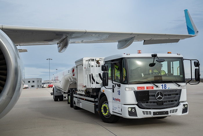 Laden, tanken, fliegen: Mercedes-Benz eEconic für die Flugzeugbetankung übergeben