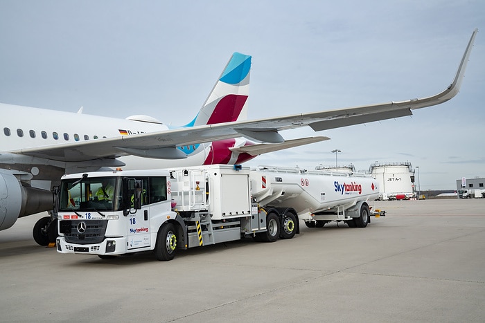 Laden, tanken, fliegen: Mercedes-Benz eEconic für die Flugzeugbetankung übergeben