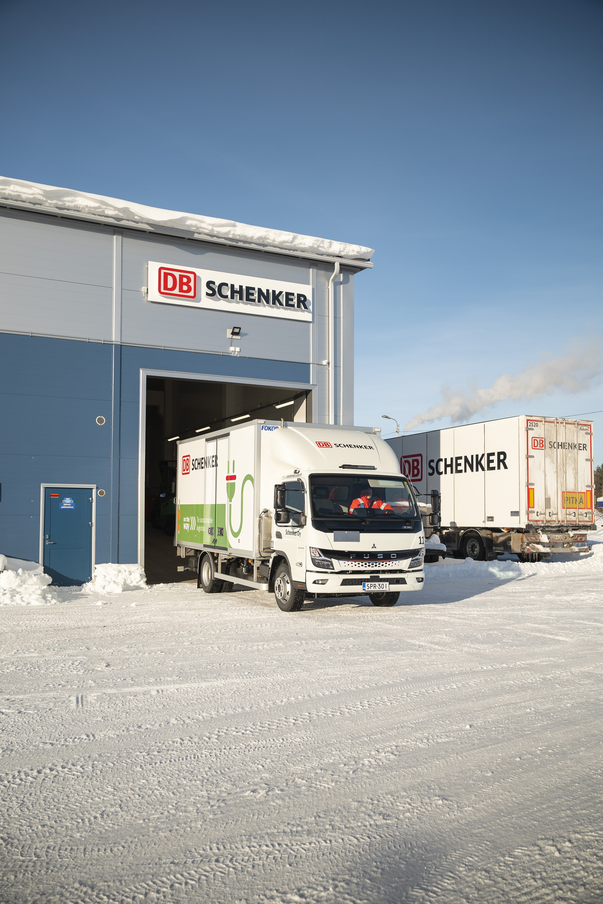FUSO eCanter 7C18e with 3400mm wheelbase and M battery package operates in Kuusamo, Finland Keeps cool in Northern Finland: FUSO eCanter operates as one of Daimler Truck’s most northern electric trucks in customer operation at DB SCHENKER