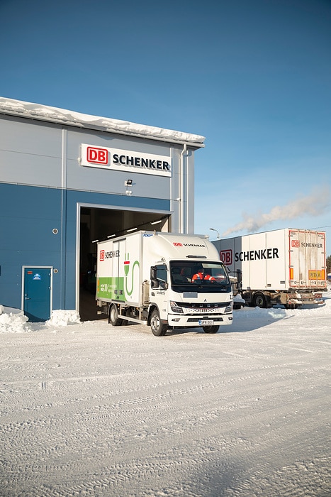 Eiskalt im Norden Finnlands: FUSO eCanter bei DB SCHENKER als einer von Daimler Trucks weltweit nördlichsten Elektro-Lkw im Einsatz