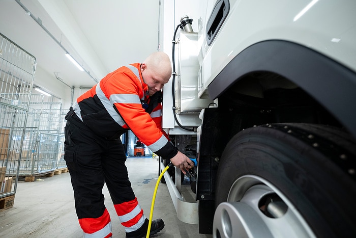 Eiskalt im Norden Finnlands: FUSO eCanter bei DB SCHENKER als einer von Daimler Trucks weltweit nördlichsten Elektro-Lkw im Einsatz