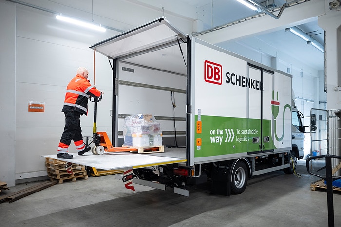 Eiskalt im Norden Finnlands: FUSO eCanter bei DB SCHENKER als einer von Daimler Trucks weltweit nördlichsten Elektro-Lkw im Einsatz