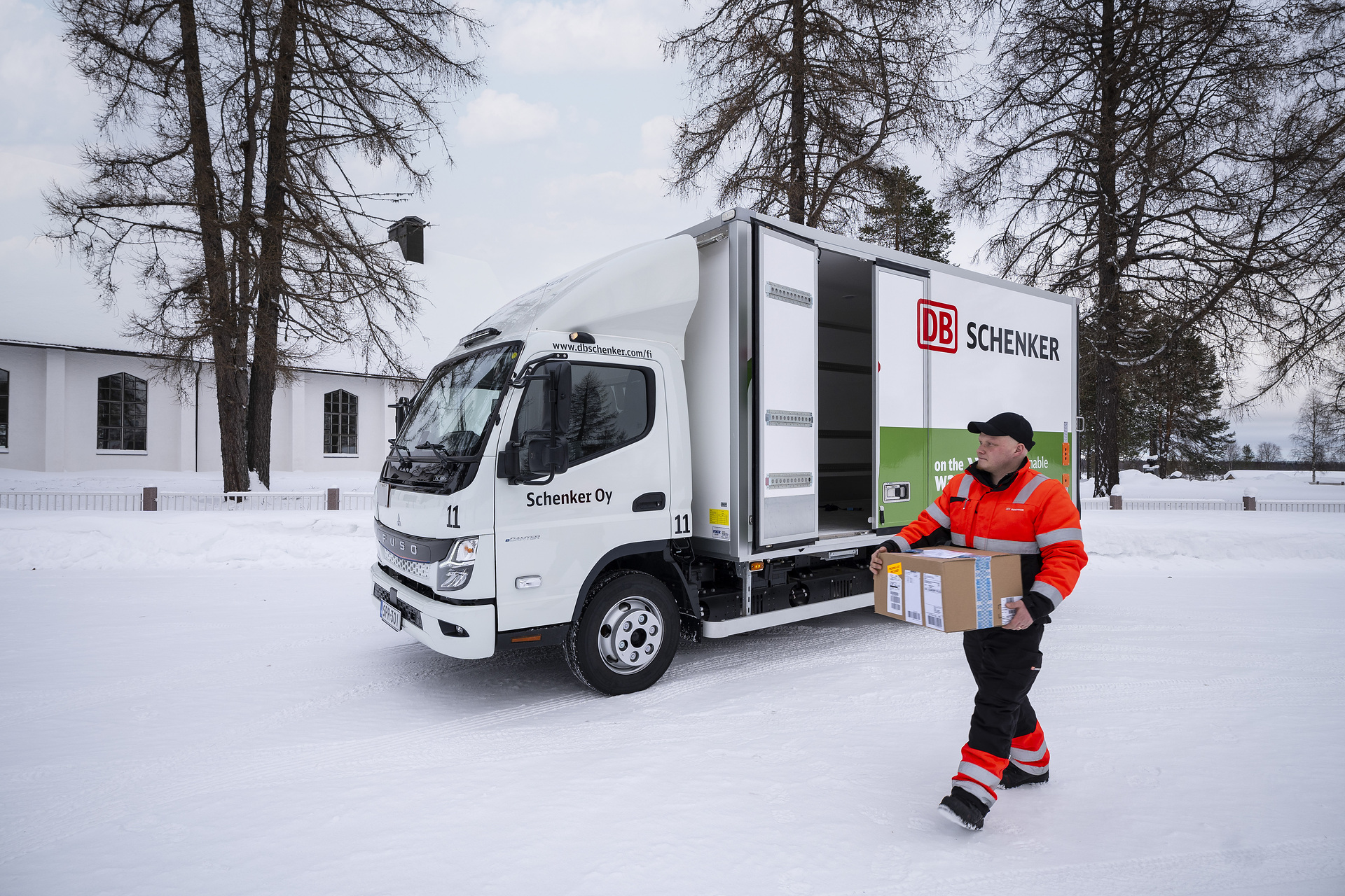 FUSO eCanter 7C18e with 3400mm wheelbase and M battery package with DB Schenker Employee Sami Määtä in Kuusamo, Finland Keeps cool in Northern Finland: FUSO eCanter operates as one of Daimler Truck’s most northern electric trucks in customer operation at DB SCHENKER