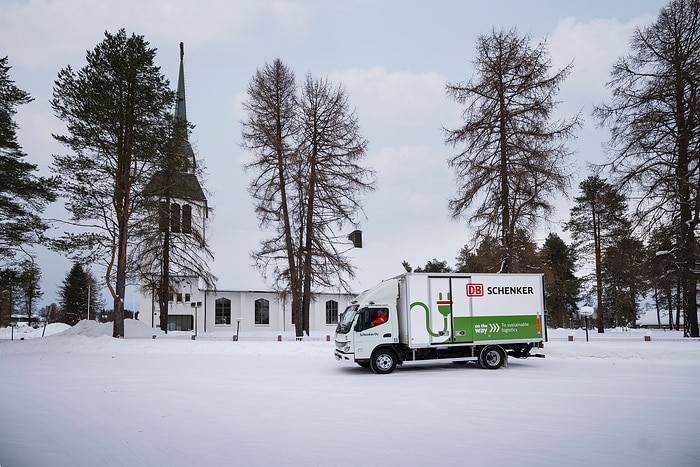 Eiskalt im Norden Finnlands: FUSO eCanter bei DB SCHENKER als einer von Daimler Trucks weltweit nördlichsten Elektro-Lkw im Einsatz