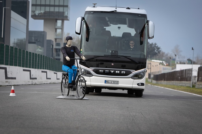 Daimler Buses demonstriert moderne Sicherheits- und Antriebssysteme im praktischen Einsatz