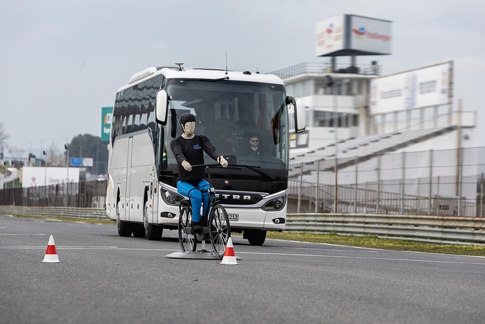 Daimler Buses demonstriert moderne Sicherheits- und Antriebssysteme im praktischen Einsatz