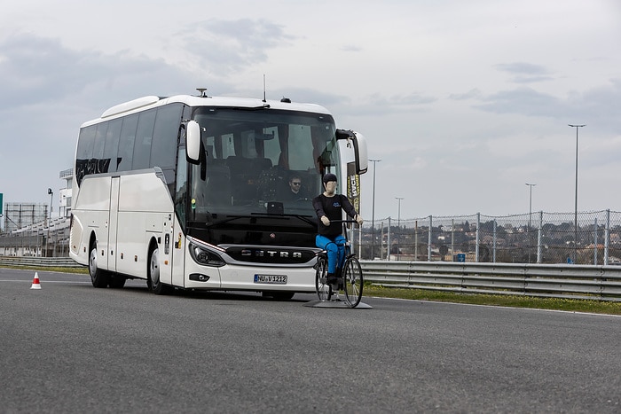 Daimler Buses demonstriert moderne Sicherheits- und Antriebssysteme im praktischen Einsatz
