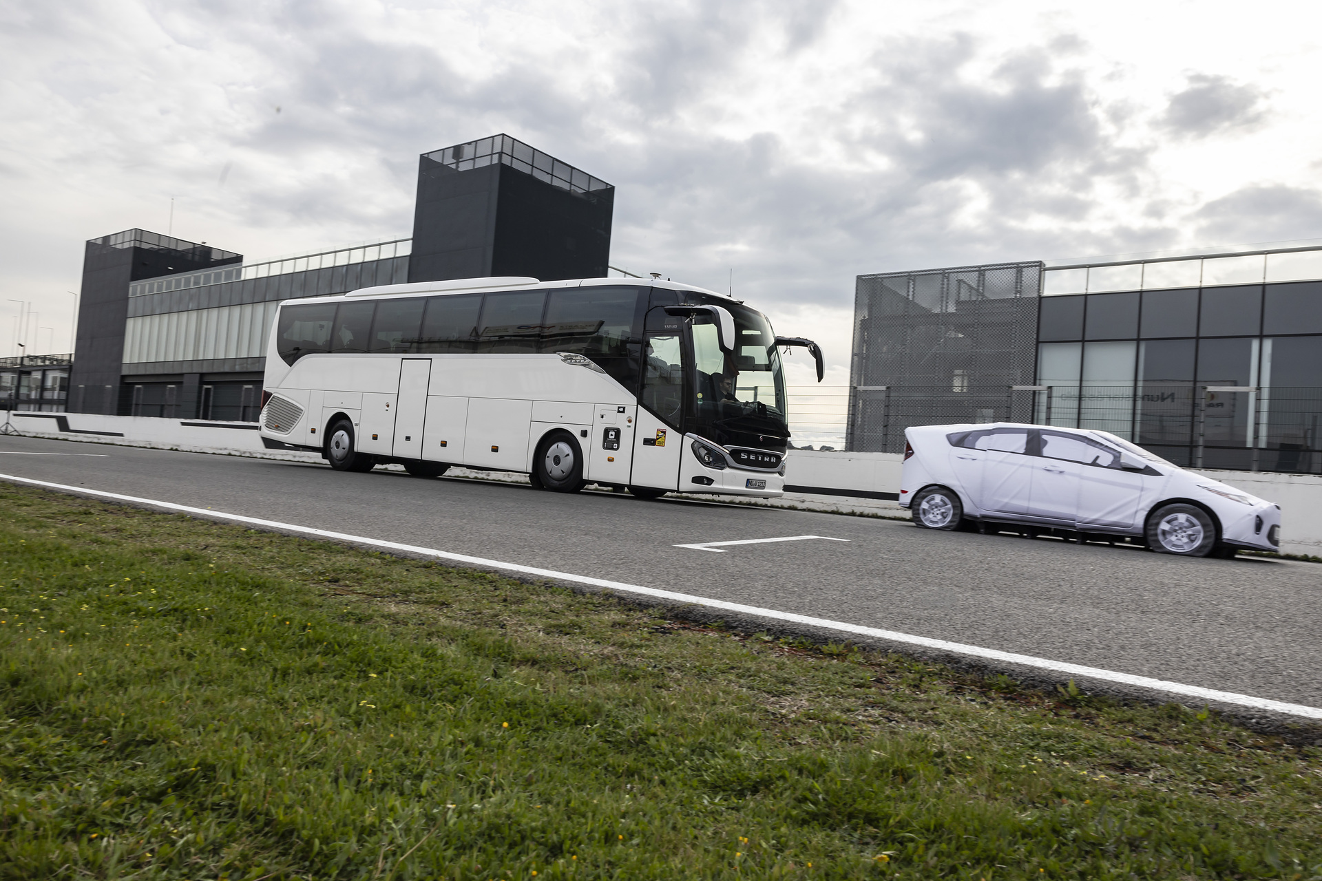 Daimler Buses demonstrates modern safety and drive systems under real-life conditions