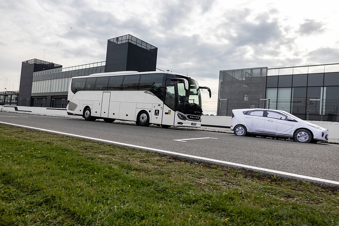Daimler Buses demonstriert moderne Sicherheits- und Antriebssysteme im praktischen Einsatz