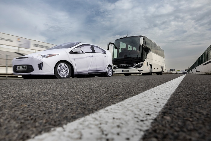 Daimler Buses demonstriert moderne Sicherheits- und Antriebssysteme im praktischen Einsatz
