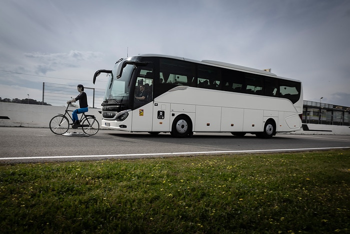 Daimler Buses demonstriert moderne Sicherheits- und Antriebssysteme im praktischen Einsatz