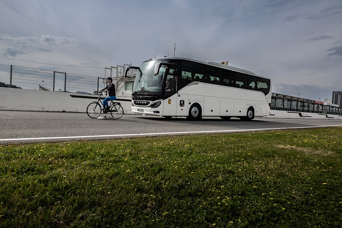 Daimler Buses demonstriert moderne Sicherheits- und Antriebssysteme im praktischen Einsatz