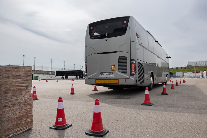 Daimler Buses demonstriert moderne Sicherheits- und Antriebssysteme im praktischen Einsatz