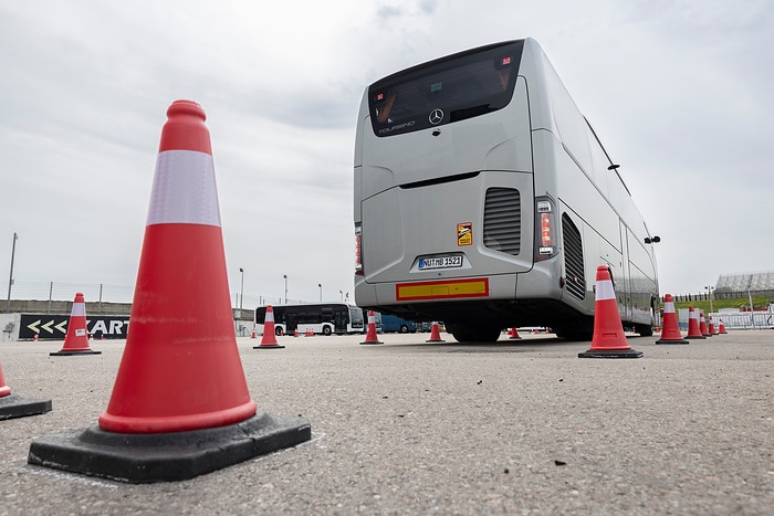 Daimler Buses demonstriert moderne Sicherheits- und Antriebssysteme im praktischen Einsatz