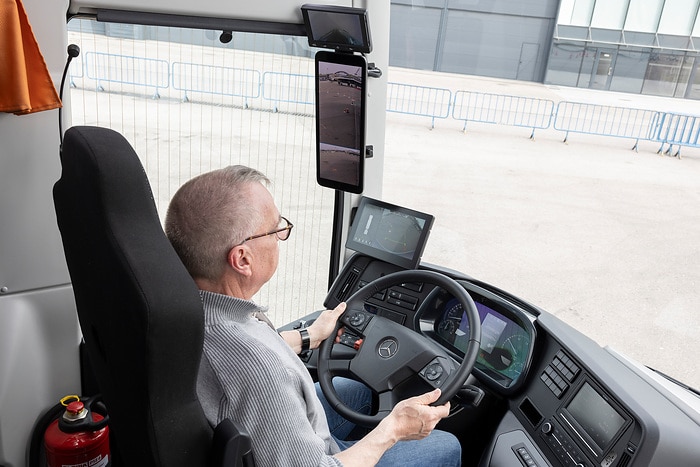 Daimler Buses demonstriert moderne Sicherheits- und Antriebssysteme im praktischen Einsatz