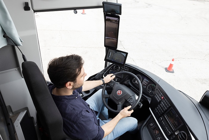 Daimler Buses demonstriert moderne Sicherheits- und Antriebssysteme im praktischen Einsatz