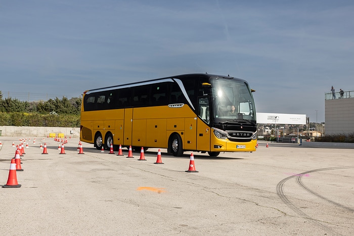 Daimler Buses demonstriert moderne Sicherheits- und Antriebssysteme im praktischen Einsatz