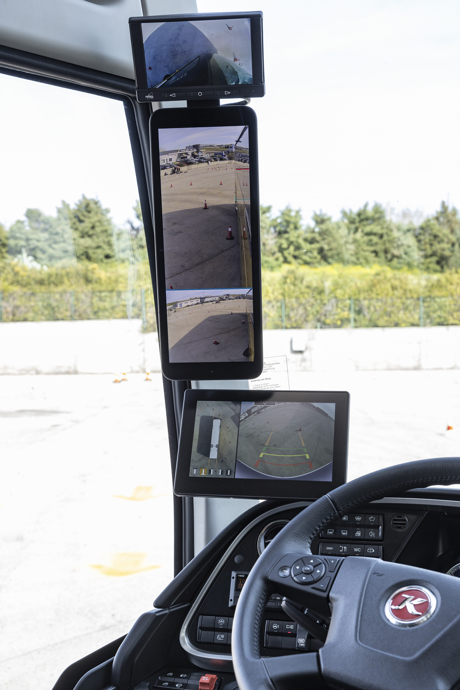 Setra TopClass S 516 HDH with MirrorCam and 360° camera system, which provides the driver with considerable support when turning and manoeuvring in tight spaces as well as when reversing. Daimler Buses demonstrates modern safety and drive systems under real-life conditions