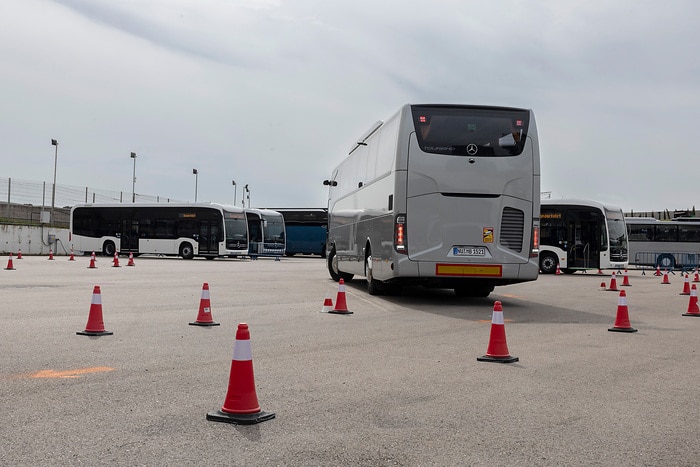 Daimler Buses demonstriert moderne Sicherheits- und Antriebssysteme im praktischen Einsatz
