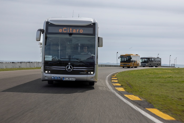 Daimler Buses demonstriert moderne Sicherheits- und Antriebssysteme im praktischen Einsatz