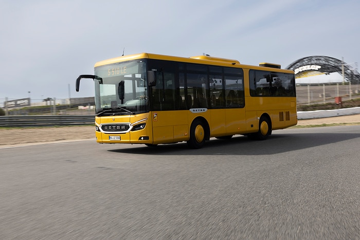 Daimler Buses demonstriert moderne Sicherheits- und Antriebssysteme im praktischen Einsatz