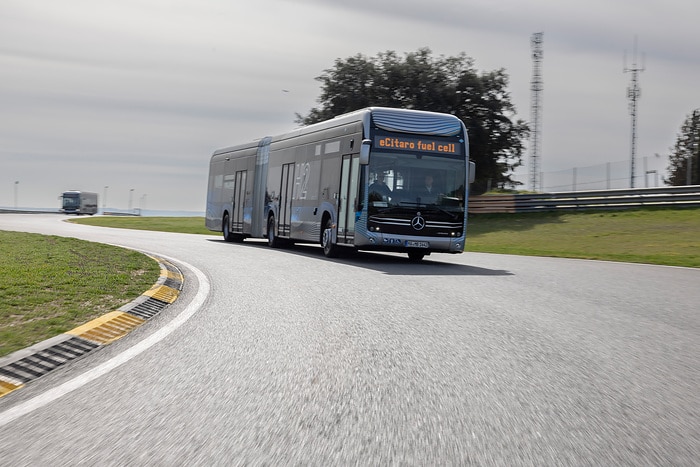 Daimler Buses demonstriert moderne Sicherheits- und Antriebssysteme im praktischen Einsatz