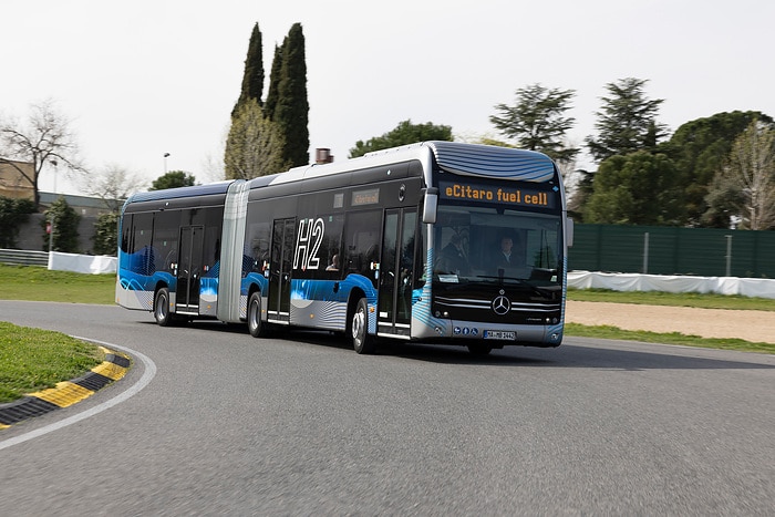 Daimler Buses demonstriert moderne Sicherheits- und Antriebssysteme im praktischen Einsatz