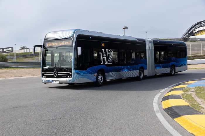Daimler Buses demonstriert moderne Sicherheits- und Antriebssysteme im praktischen Einsatz