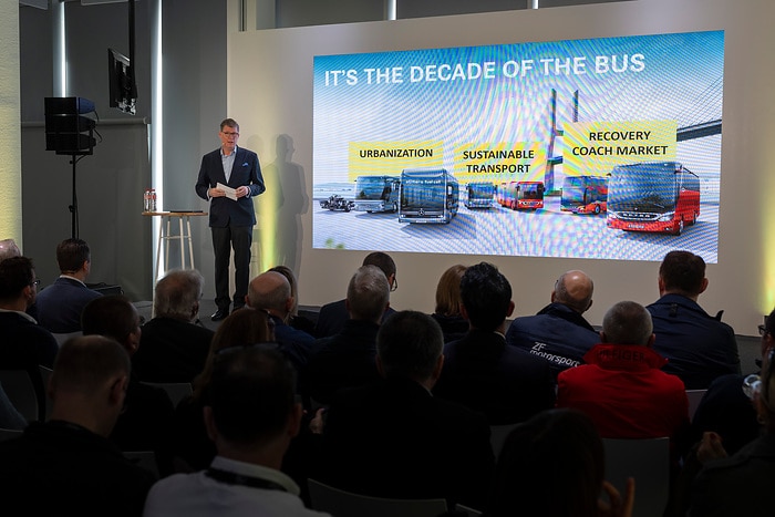 Daimler Buses demonstriert moderne Sicherheits- und Antriebssysteme im praktischen Einsatz
