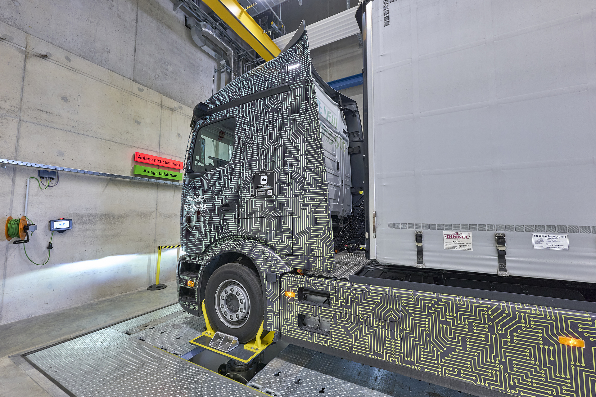 Im Prüfstandsgebäude 220 auf dem Wörther EVZ-Gelände steht die neu entwickelte und weltweit vermutlich einzigartige Multi-Stempelanlage zur Analyse des Schwingungsverhaltens von Fahrzeugen mit Hinblick auf Fahrerkomfort und Sicherheit. Umfassend erprobt und getestet: Innovative Prüfanlagen sichern Qualitätsstandards bei Lkw von Mercedes-Benz