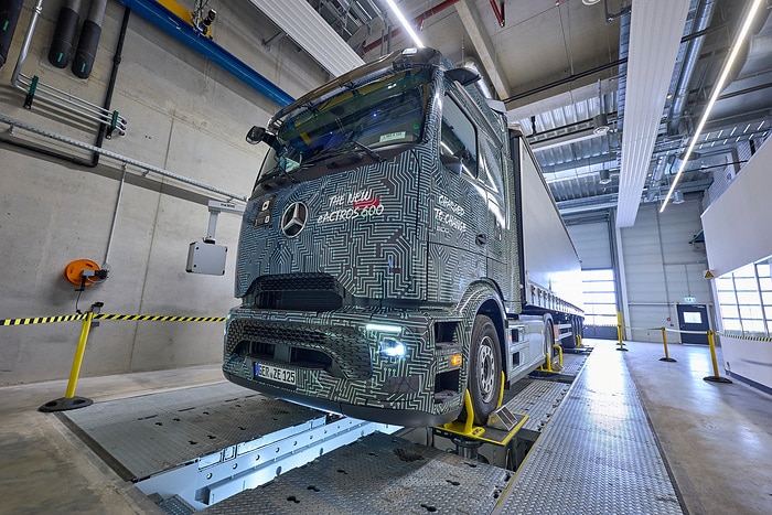 Umfassend erprobt und getestet: Innovative Prüfanlagen sichern Qualitätsstandards bei Lkw von Mercedes-Benz