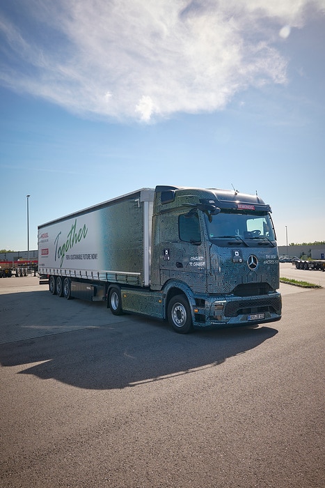 Start of eActros 600 customer testing – Contargo and Remondis take over first electric trucks