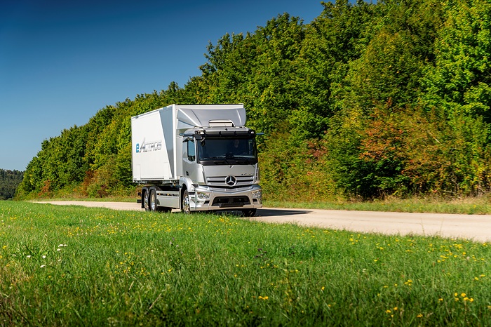 Gerüstet fürs Mähen, Schneiden, Räumen und Streuen: Mercedes-Benz Trucks mit Unimog und E-Lkw auf der IFAT 2024