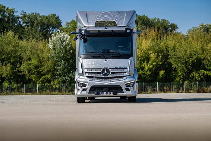 Gerüstet fürs Mähen, Schneiden, Räumen und Streuen: Mercedes-Benz Trucks mit Unimog und E-Lkw auf der IFAT 2024