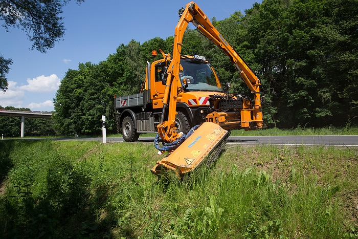 Gerüstet fürs Mähen, Schneiden, Räumen und Streuen: Mercedes-Benz Trucks mit Unimog und E-Lkw auf der IFAT 2024