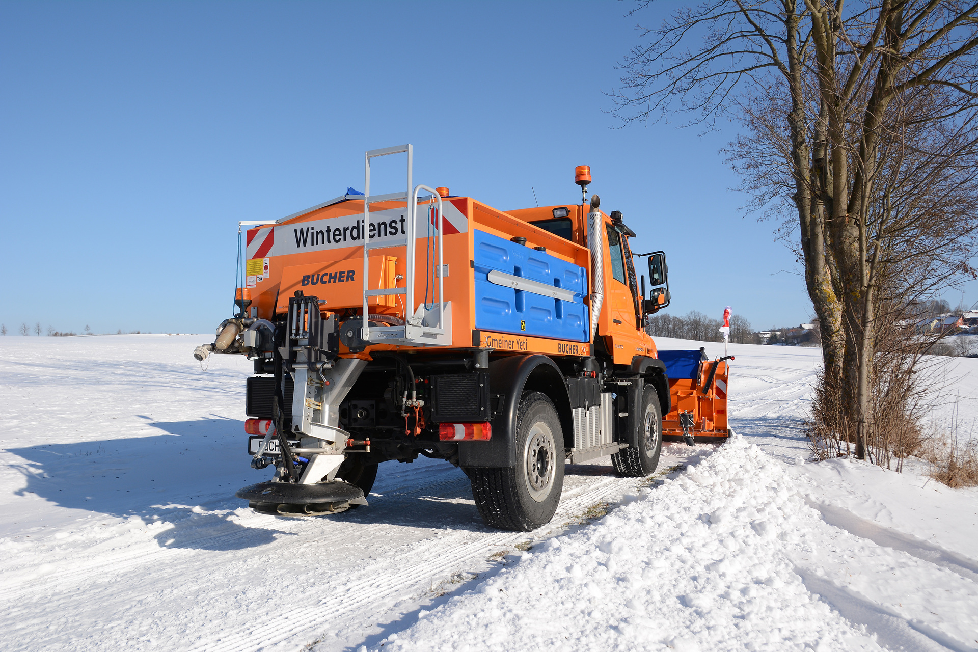 Equipped for mowing, cutting, clearing and spreading: Mercedes-Benz Trucks with Unimog and electric trucks at IFAT 2024