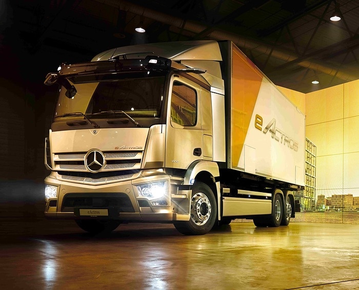 Gerüstet fürs Mähen, Schneiden, Räumen und Streuen: Mercedes-Benz Trucks mit Unimog und E-Lkw auf der IFAT 2024