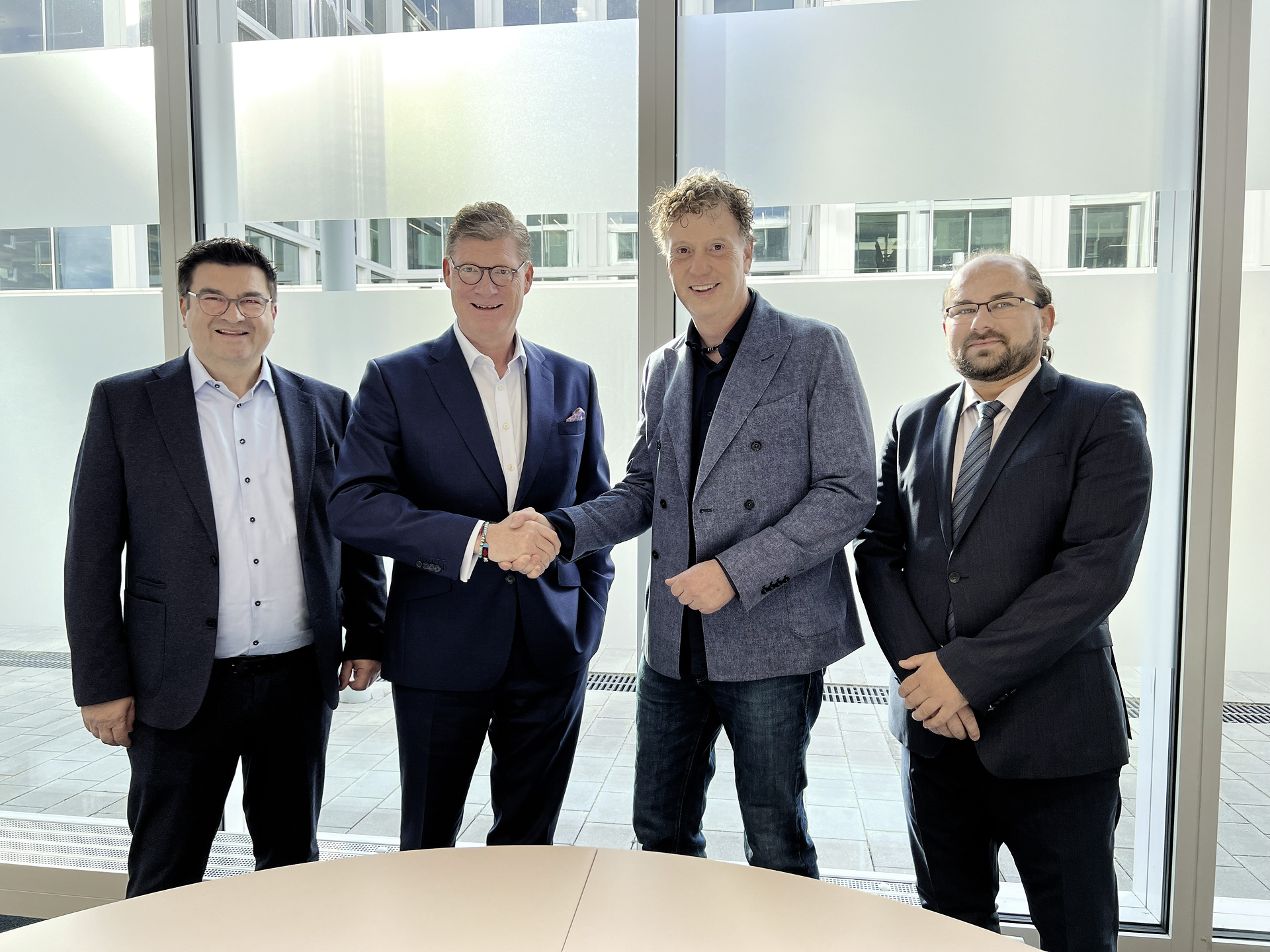 From left to right: Michael Klein, Chief Operating Officer Daimler Buses, Till Oberwörder, CEO Daimler Buses, Sven Bauer, CEO BMZ Holding, and Tomasz Jankowski, General Manager BMZ Poland Strategic partnership: Daimler Buses and battery systems expert BMZ Poland drive forward zero-emission bus transport in Europe